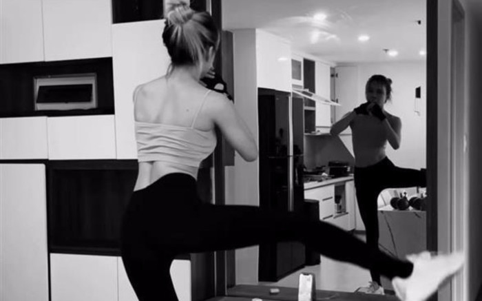 Chia sẻ khoảnh khắc tập tành, Thiều Bảo Trâm để lộ đôi chân gầy nhẳng Ảnh 2