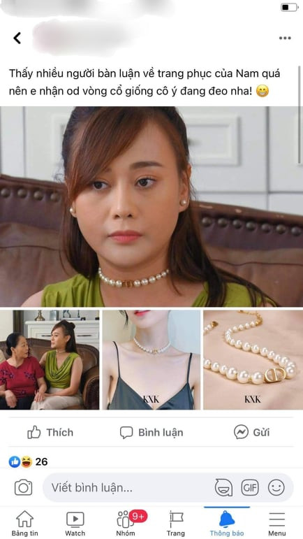 Ngay lập tức, các shop online đã nhanh nhạy 'mở order' cho khán giả với chiếc vòng này. Nhưng lẽ dĩ nhiên là hàng nhái lại, độ tinh tế chắc chắn kém hẳn bản gốc.&nbsp;