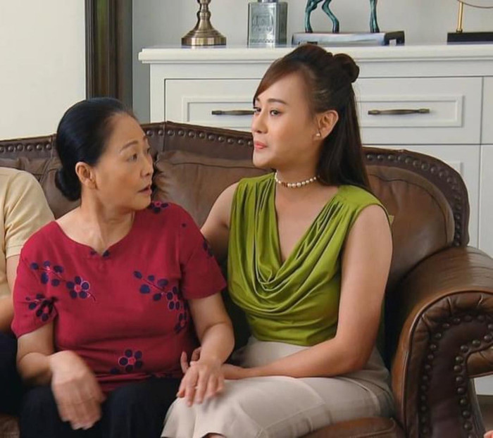 Áo cổ đổ lộ làn da trăng nõn, điểm thêm vòng cổ ngọc trai ôm nhẹ, đúng chất con dâu trưởng nhà quyền thế, giàu sang.&nbsp;