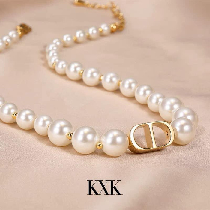 Nhưng nói gì thì những thiết kế hàng nhái thế này vẫn không thể đẹp như đồ thật, gặp người sành nhìn phát biết ngay, nên nếu mê mẩn ngọc trai quá, các nàng có thể cân nhắc tìm những thiết kế tương tự nhé!