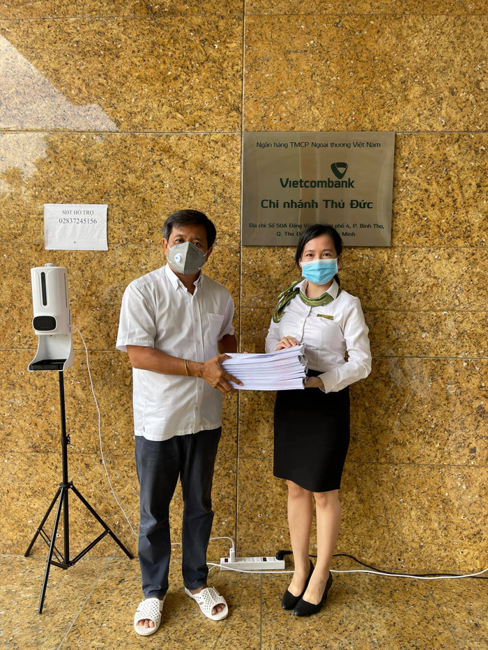 Ông Đoàn Ngọc Hải đến ngân hàng thực hiện sao kê. Ảnh: Facebook nhân vật