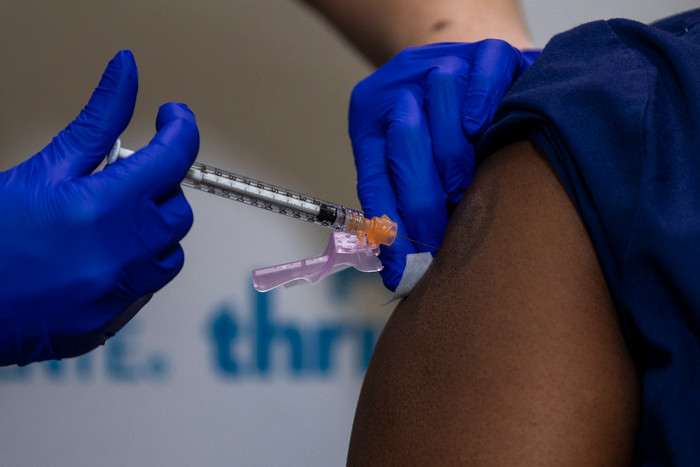 Các chuyên gia tin rằng vaccine vẫn có tác động tới việc làm giảm nguy cơ bị lây R.1 cũng như giúp bệnh nhân đã tiêm phòng giảm các triệu chứng của bệnh.