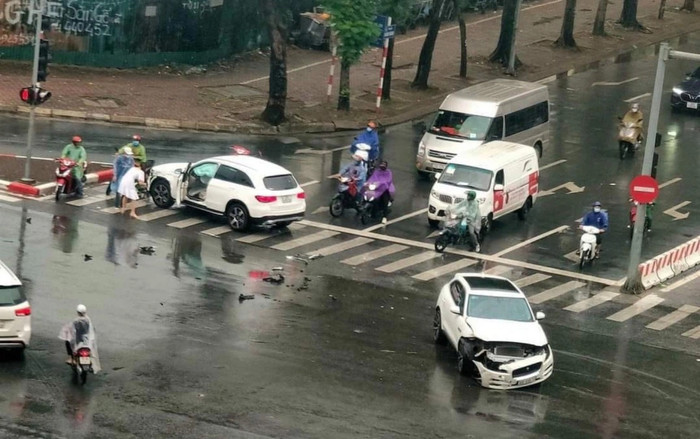 Sau pha vượt đèn đỏ, hai xe sang Mercedes GLC và Jaguar F-Pace tông nhau giữa ngã tư ở Hà Nội Ảnh 2