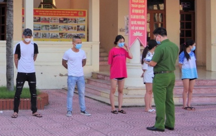 Hàng chục đối tượng nam nữ thác loạn tại quán karaoke, có cả trẻ em 13 tuổi Ảnh 2