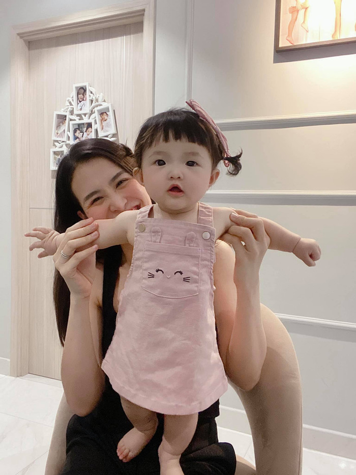 Đông Nhi vừa hát Winnie liền phấn khích nhún nhảy theo.