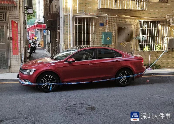 Bé gái bị kẹt trong xe ô tô hơn 3 tiếng vì bố mẹ mải đánh bài. 