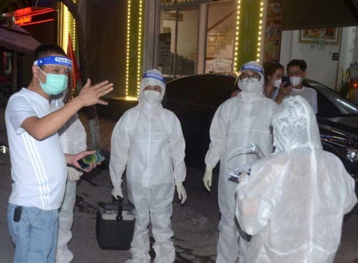 Giãn cách xã hội toàn bộ thành phố Phủ Lý từ 18h ngày 23/9, lực lượng y tế Hà Nam truy vết F0. (Ảnh: Người lao động).