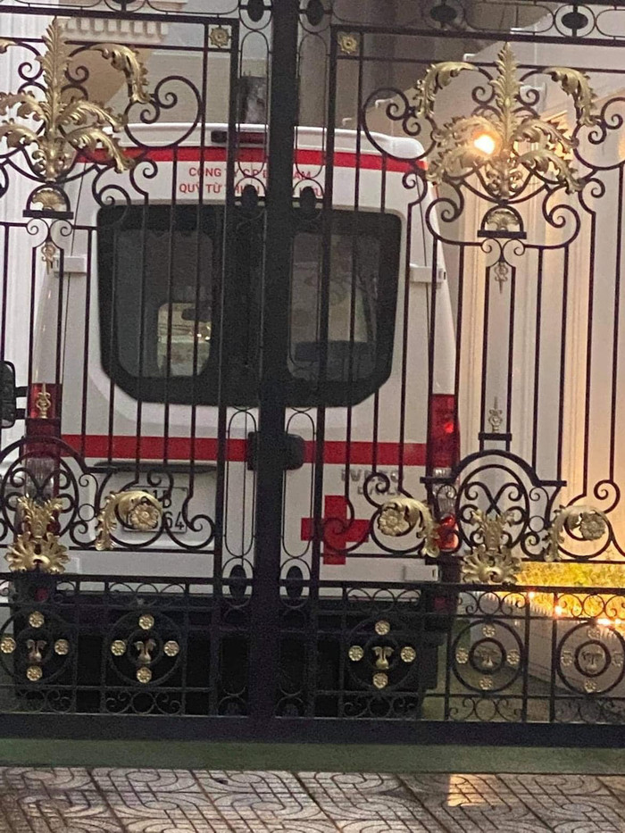 Những hình ảnh chụp lại xe cứu thương trong nhà CEO Phương Hằng kèm thông tin nữ CEO 'thông chốt' từ Bình Dương lên TP.HCM gây xôn xao MXH những ngày trước đó