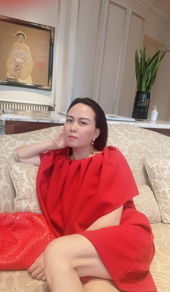 Phượng Chanel cũng 'chung thủy' với một kiểu tạo dáng. 