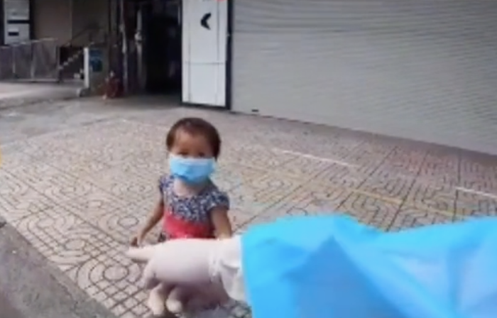 Nghẹn ngào giây phút 'thiên thần chân ngắn' gắng sức chạy lon ton theo xe nhà hảo tâm xin đồ hỗ trợ Ảnh 4