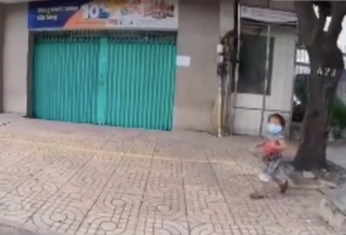 Nghẹn ngào giây phút 'thiên thần chân ngắn' gắng sức chạy lon ton theo xe nhà hảo tâm xin đồ hỗ trợ Ảnh 1