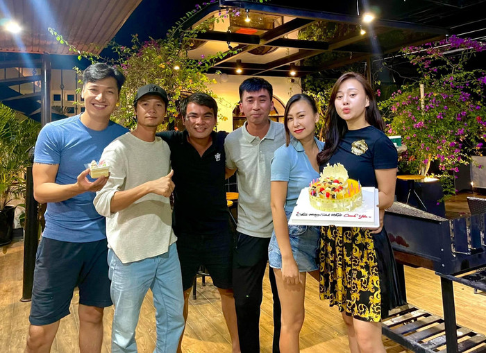 Phương Oanh, Mạnh Trường và ekip đoàn phim Hương vị tình thân