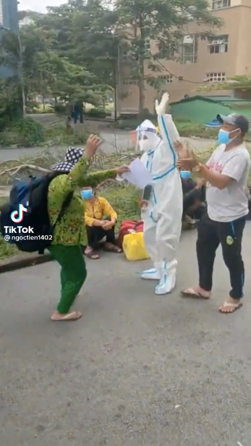 Bác sĩ và F0 khỏi bệnh, người vỗ tay, người nhảy, hình ảnh đã mang đế nhiều năng lượng tích cực cho mọi người chiến đấu với dịch bệnh.