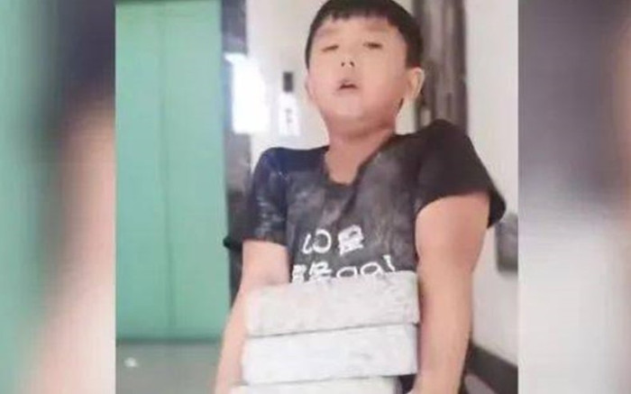 Không chịu làm bài tập, bé trai được bà nội 'nhờ làm 1 việc' rồi khóc thét xin tha Ảnh 2