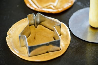 Để tạo hình bên trong kẹo, các bạn có thể sử dụng các khuôn cắt bánh hoặc tự chế bằng vỏ lon hay dùng que nhọn ấn nhẹ lên bề mặt kẹo. Thế là xong.