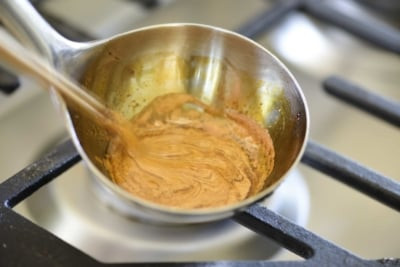 Khuấy một lúc thì hỗn hợp sẽ đặc và đục hơn thành như thế này.