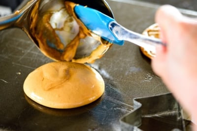 Các bạn đổ kẹo ra một mặt phẳng, nên lót giấy nến ở dưới để kẹo không bị dính. 