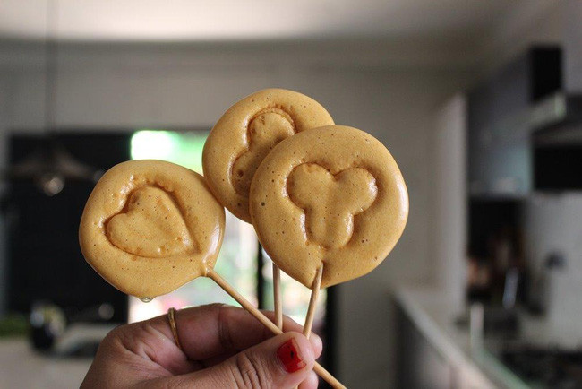 Kẹo này có thể dùng để ăn hay để trang trí vào các cốc cà phê.