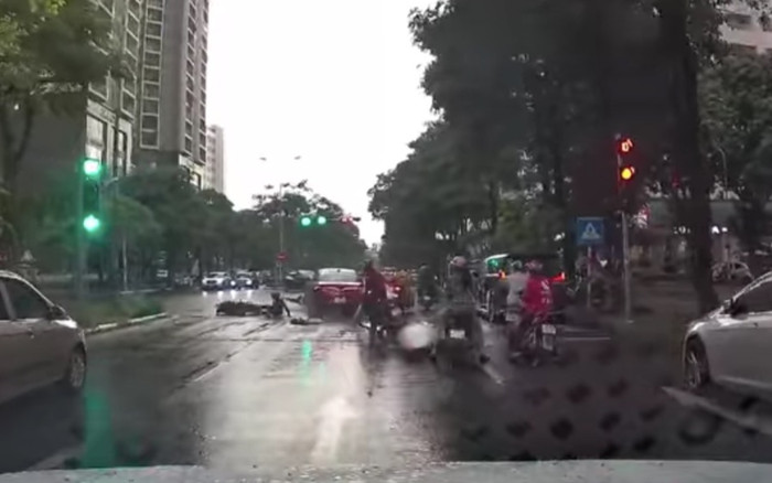 Xe ô tô Vinfast tông hàng loạt người đang dừng đèn đỏ ở Hà Nội, hất văng nhiều người xuống đường Ảnh 2