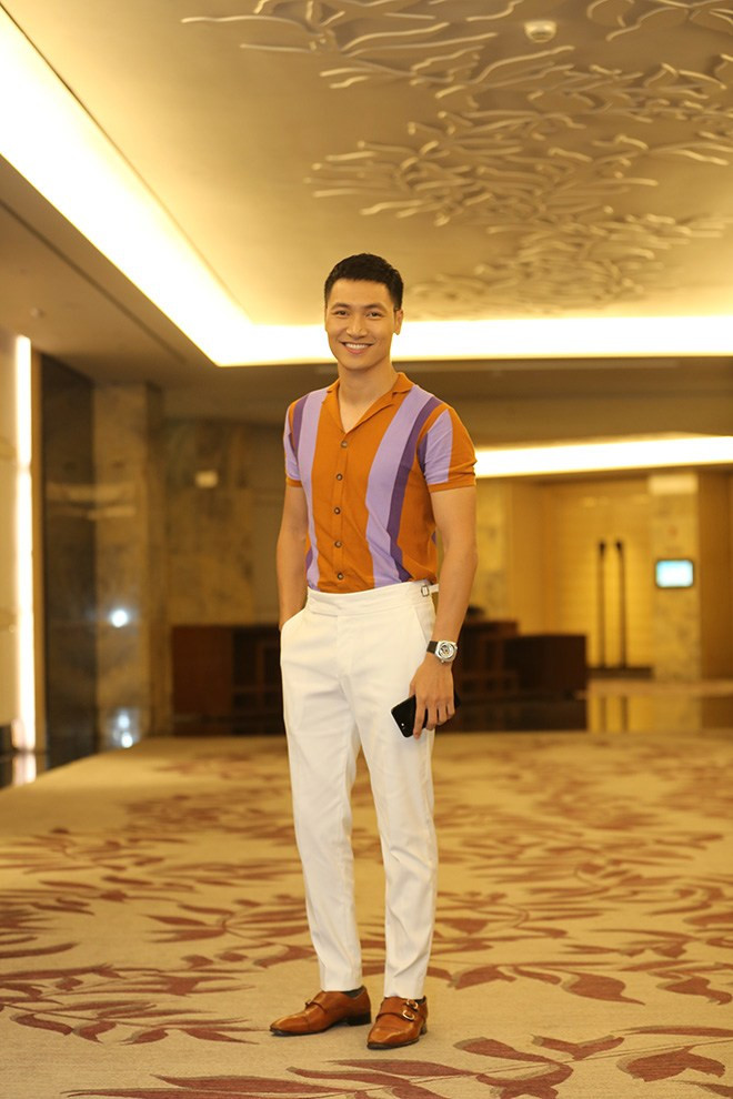 Shark Long 'Hương vị tình thân' giàu thế mà mặc mãi chiếc áo từ trong phim ra ngoài đời Ảnh 6