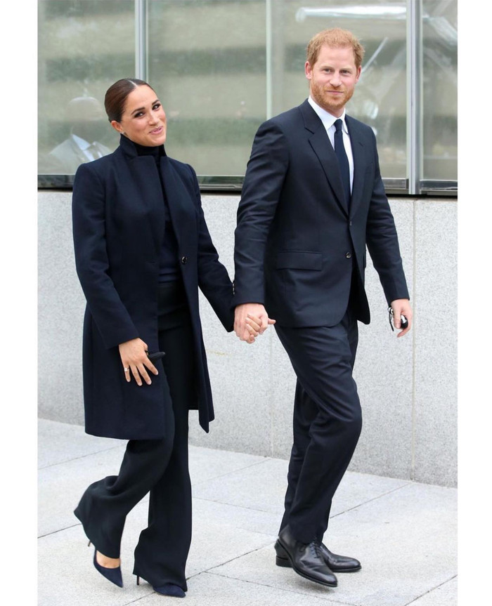 Meghan khoác trên mình áo măng tô đến từ hãng Emporio Armani giá gần 25 triệu đồng cùng đôi giày gót bít mũi xuyệt tông hiệu Aquazzura (trị giá hơn 12 triệu đồng)