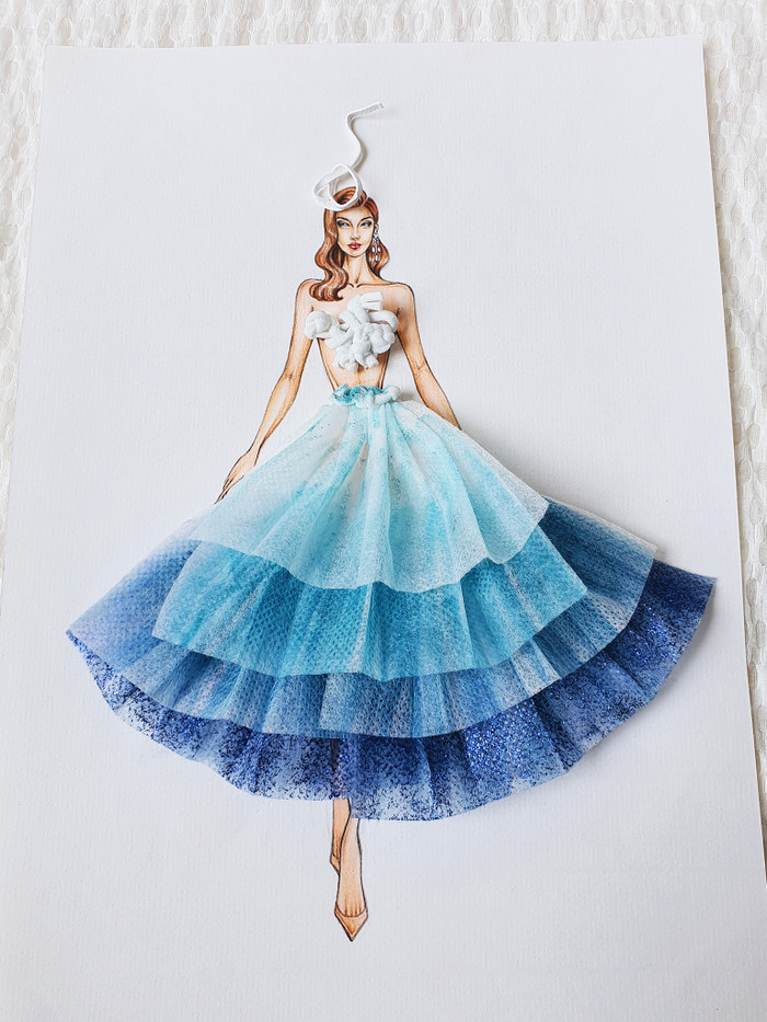 Nón được quấn từ phần kẽm bên trong khẩu trang giấy, cúp áo xử lý từ cọng dây chun. Đầm được làm từ 4 lớp khẩu trang tách rời, sử dụng màu chồng lớp tạo độ chuyển đậm nhạt, thêm một chút hạt kim tuyến mang đến độ lấp lánh cho thiết kế. 