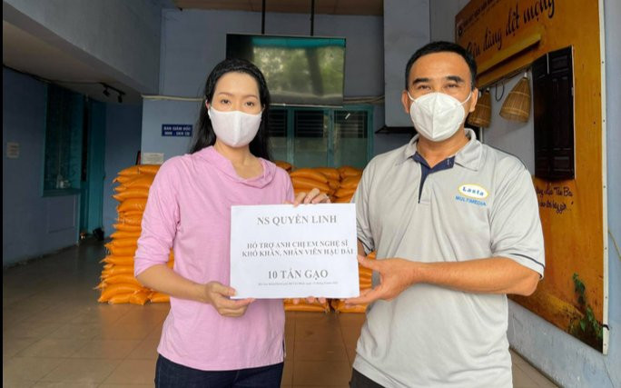 Hết chăm lo cho người dân, MC Quyền Linh tiếp tục giúp đỡ nghệ sĩ nghèo, anh em công nhân sân khấu Ảnh 2