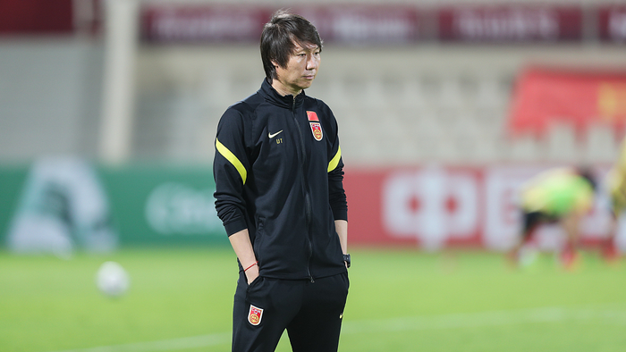 HLV Li Tie có thể mất việc nếu tuyển Trung Quốc không thắng được Việt Nam.