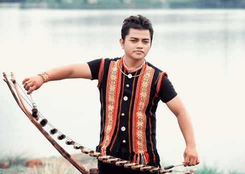 Ca nhạc sĩ Y Jang Tuyn.