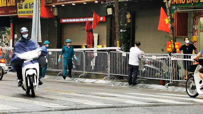 Hà Nội: Phong toả một đoạn phố Trần Nhân Tông sau khi phát hiện ca F0 mới Ảnh 3