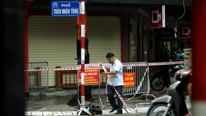 Rào chắn và dây được căng ra yêu cầu người dân không lại gần khu vực phong toả để phòng chống dịch bệnh Covid-19.