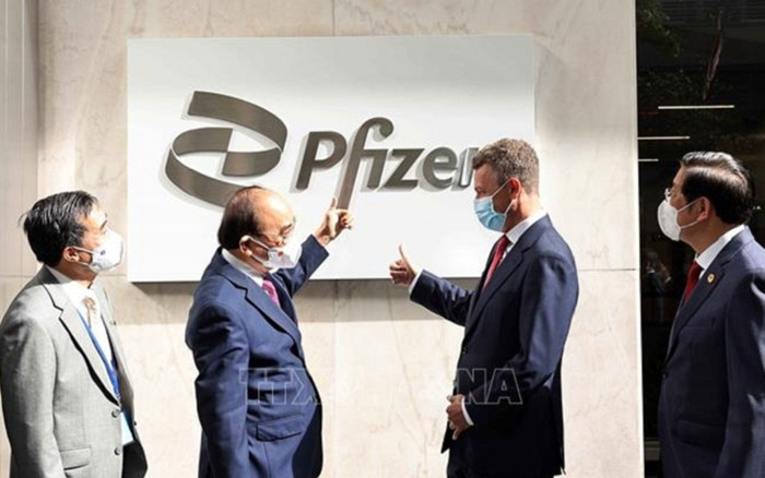 Chủ tịch nước Nguyễn Xuân Phúc và Phó Chủ tịch Công ty Pfizer Jonathan Selib. Ảnh: TTXVN