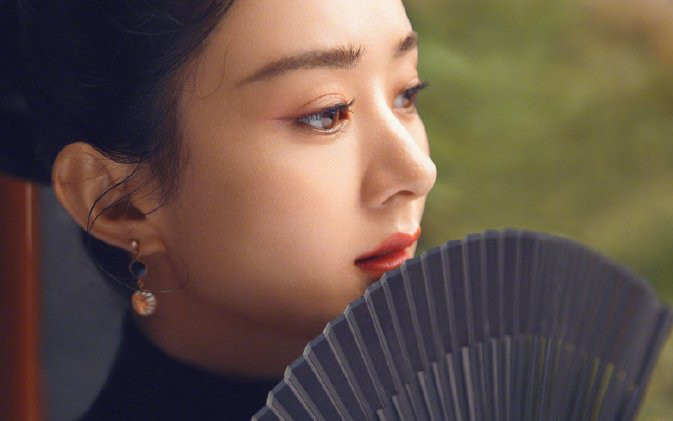 Triệu Lệ Dĩnh phá dớp mặt đơ trên tạp chí, Tống Tổ Nhi kiêu kỳ với tạo hình mới lạ Ảnh 2