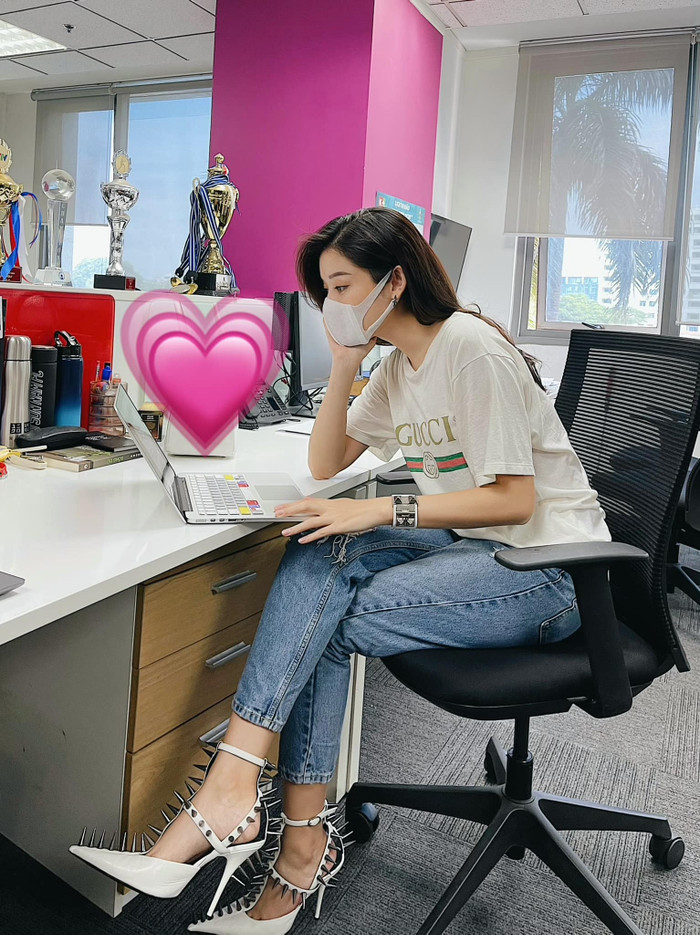 Áo thun trắng mix jeans đặc biệt là đôi giày gót 'gai góc' tạo điểm nhấn cho set đồ đi làm bớt nhàm chán