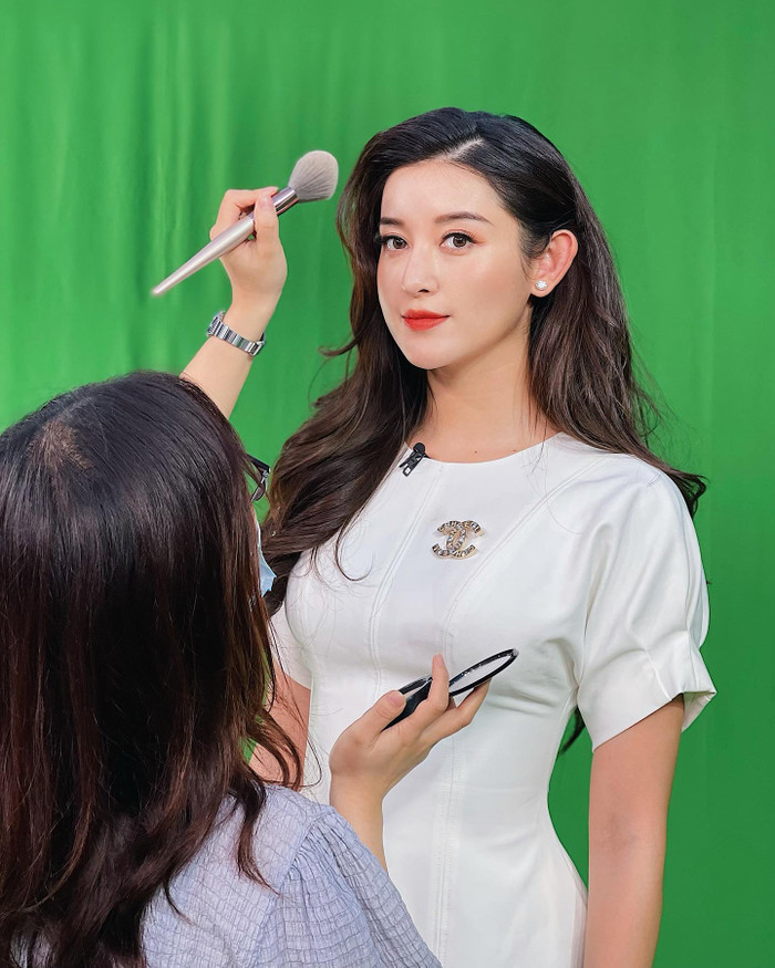 Váy trắng tinh khôi gắn cài áo logo Chanel cho bộ đầm thêm nổi bật hơn