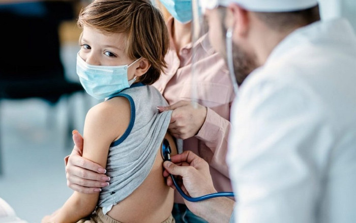 Bé trai nằng nặc đòi tiêm vaccine Covid-19, nguyên nhân khiến nhiều người rơi nước mắt Ảnh 2