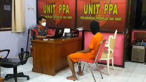 Tại cơ quan điều tra, cậu bé tỏ ra rất hối hận vì hành động của mình&nbsp;