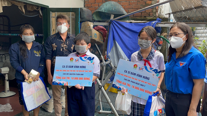 Đàm Vĩnh Hưng trao học bổng cho các em học sinh bị ảnh hưởng bởi Covid-19.