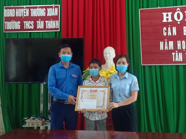 Huyện đoàn Thường Xuân khen thưởng cho em Lục Đình Tâm. Ảnh: UBND xã Tân Thành