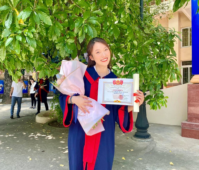 Khánh Vy tốt nghiệp loại giỏi trường Học viện Ngoại giao