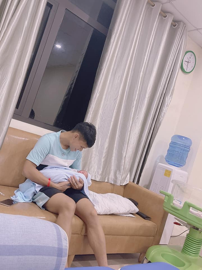 Chàng trung vệ của SLNA ra dáng ông bố bỉm sữa lắm rồi.