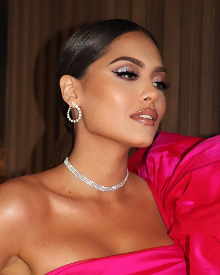Người đẹp vẫn trung thành với makeup đậm sắc sảo đặc biệt là phần eyeliner cùng phấn mắt nhũ làm bật lên gương mặt của Andrea Meza