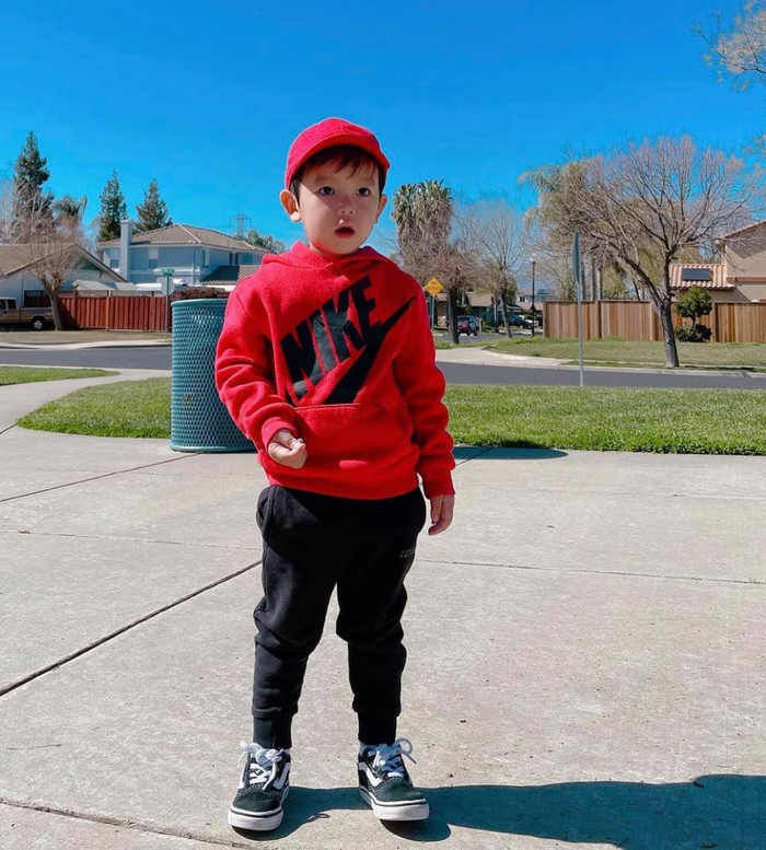 Cậu con trai cả Max ra dáng soái ca, điển trai. 