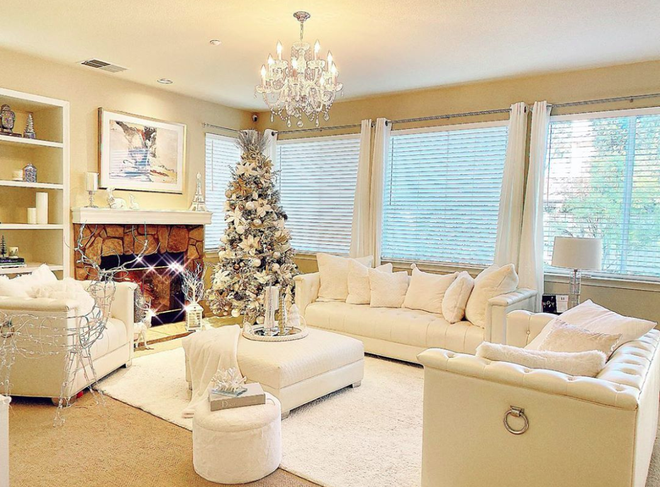 Bên trong căn hộ trang trí sang trọng, không thiếu thứ gì. nội thất và không gian tone sur tone cùng nhau. 