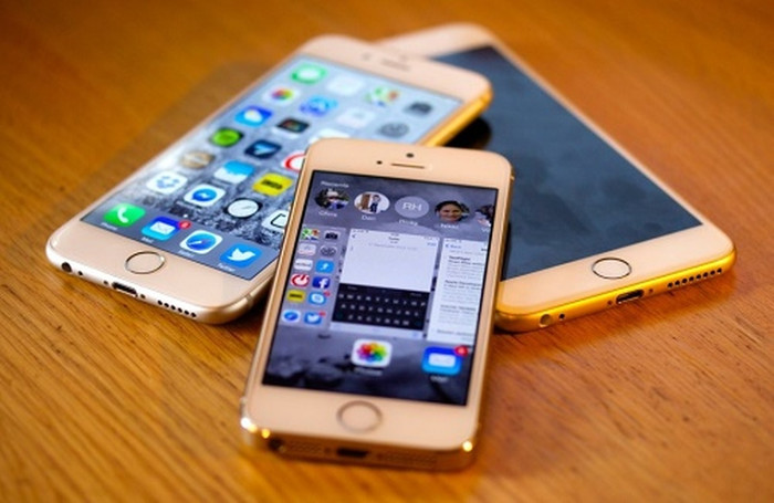 Các thiết bị cũ như iPhone 5s vẫn được Apple hỗ trợ bản cập nhật. AFP