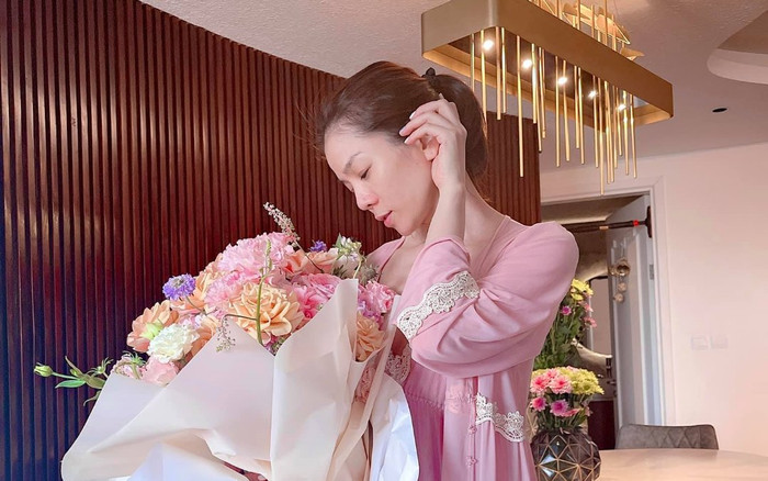 Khoe ảnh mặt mộc xinh tươi với đầm ngủ màu hồng, Lệ Quyên bị soi bụng to như có em bé Ảnh 2