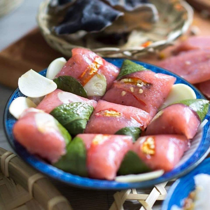 Nem chua là đặc sản Việt Nam được ưa thích bởi nhiều du khách trong và ngoài nước. 