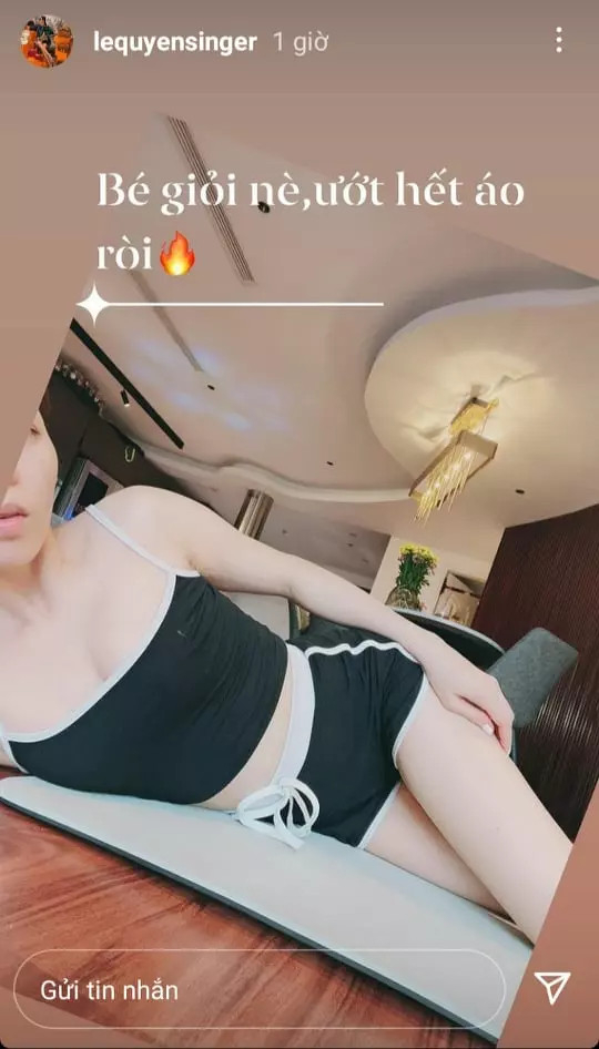 Cả khi nữ ca sĩ nằm nghiêng vẫn khoe được vòng bụng phẳng lì.