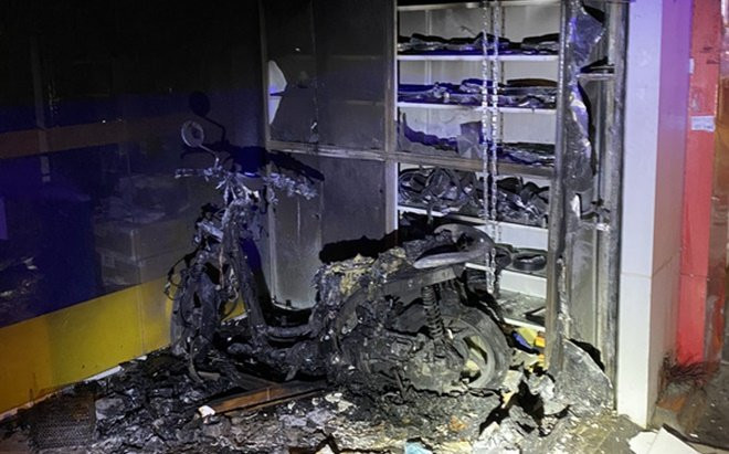 Lực lượng chức năng dùng kìm thủy lực phá cửa, kịp thời cứu hai vợ chồng trong căn nhà bốc cháy dữ dội Ảnh 2