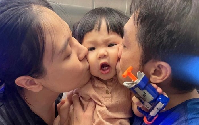 Con gái Cường Đô La và Đàm Thu Trang có biểu cảm 'khó đỡ' khi bị bố mẹ 'cưỡng hôn' Ảnh 2